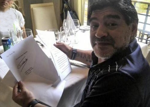 maradona reading fidel letter